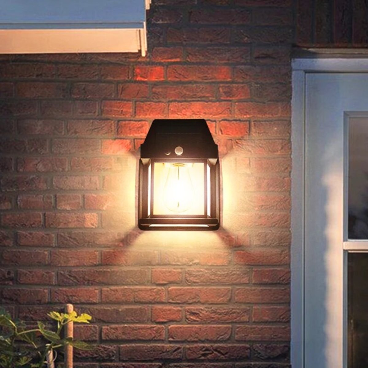 LumaVest Solar | Klassieke solar wandlantaarn met warm sfeervol licht